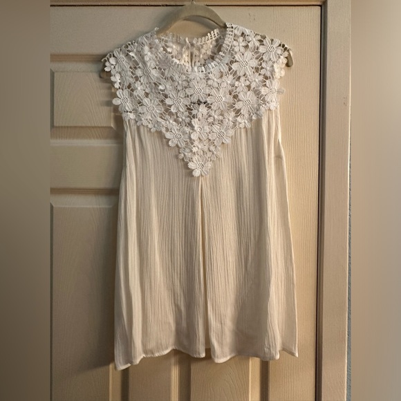 NWT  sleeveless blouse - Picture 2 of 4